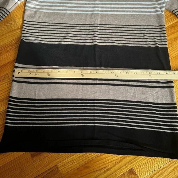 Neutral tone striped - Picture 2 of 4